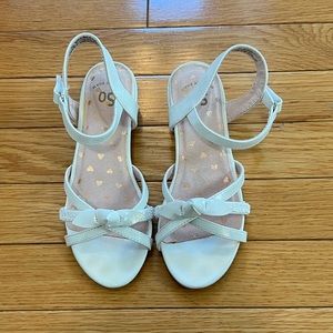 💕Girls size 1 white dress shoes with heel and memory foam padding.